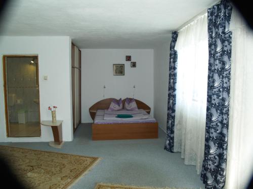 1 queen bed, 1 sofa bed