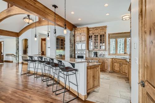 NEW LISTING! Après & Fairway Retreat home - image 4
