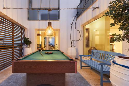 Rodo Seafront Villa with Heated private pool and jacuzzis by Volta Suites and Villas, Kokkíni Khánion (foto 8)