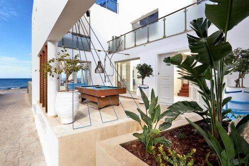 Rodo Seafront Villa with Heated private pool and jacuzzis by Volta Suites and Villas, Kokkíni Khánion (foto 5)