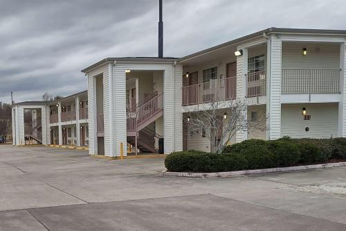 Carom Inn a Travelodge by Wyndham Denham Springs-Baton Rouge