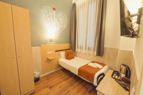 Hostal Live Natura Barcelona - image 4