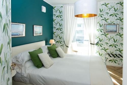 1 queen bed, 1 sofa bed