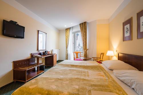 EA Hotel Rokoko - image 13