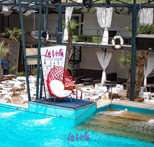 Peldbaseins, La Vella Resort in Dubova