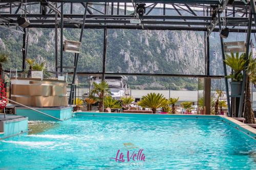 Peldbaseins, La Vella Resort in Dubova