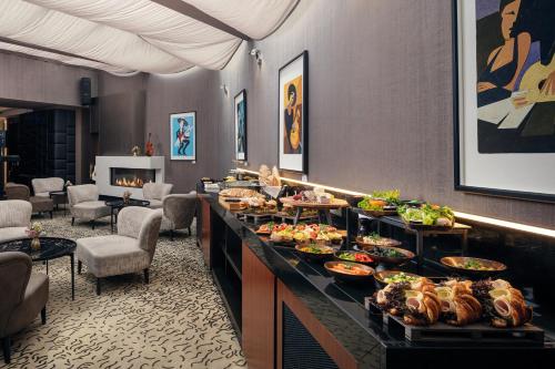 Kings Court - image 10