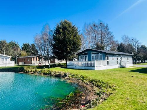 Sutton Lodge with Hot Tub - Accommodation - York