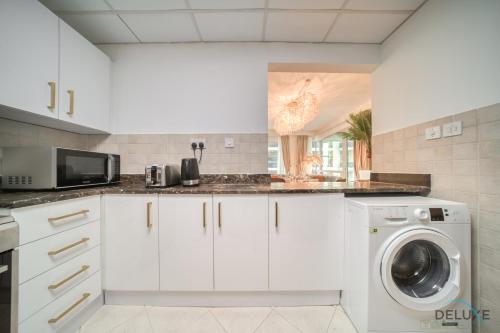 Classy 2BR at La Riviera Dubai Marina by Deluxe Holiday Homes, Dubaj (fotografie 8)