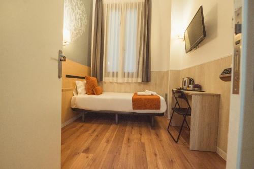 Hostal Live Natura Barcelona - image 3