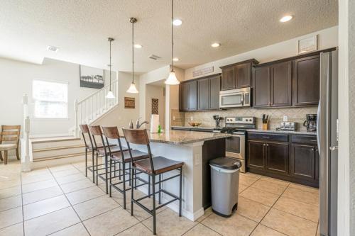 Spacious 5-Bedroom Family Townhome - Disney Magic - image 9
