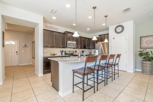 Spacious 5-Bedroom Family Townhome - Disney Magic - image 10