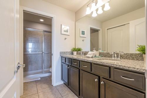 Spacious 5-Bedroom Family Townhome - Disney Magic - image 14