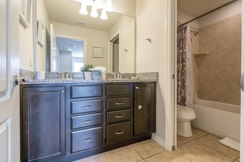 Spacious 5-Bedroom Family Townhome - Disney Magic - image 12