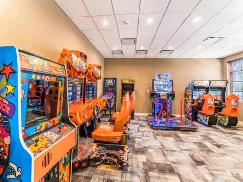 Spacious 5-Bedroom Family Townhome - Disney Magic - image 2