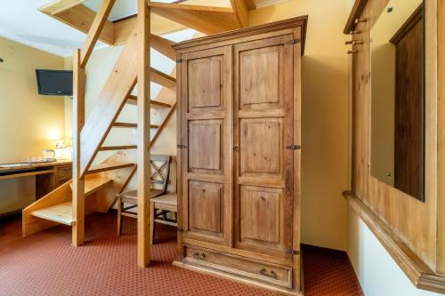 5 twin beds