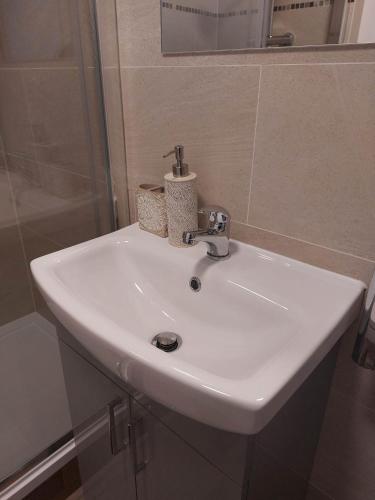 Dean Village Cottage - image 5