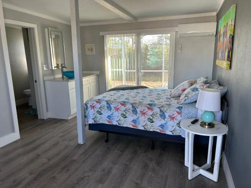 1 queen bed, 1 twin bed
