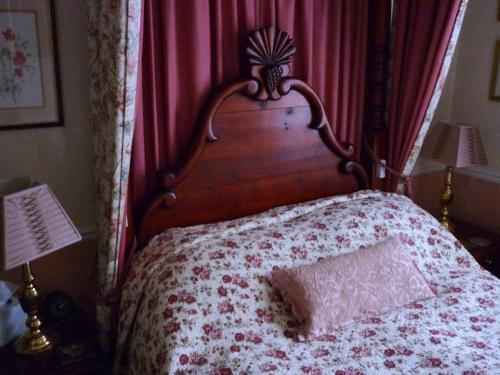 Small Double Room image 10