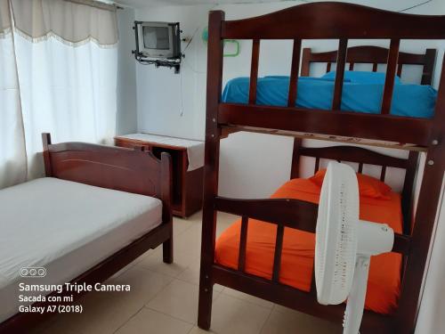 1 queen bed, 2 twin beds