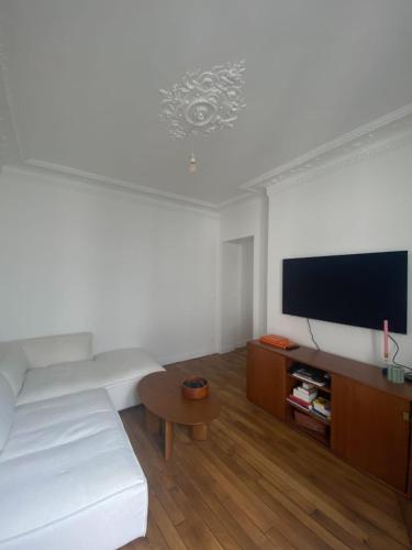 Newly renovated love nest near Montmartre