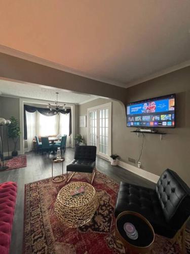 Cozy vintage getaway minutes from downtown thumb 2