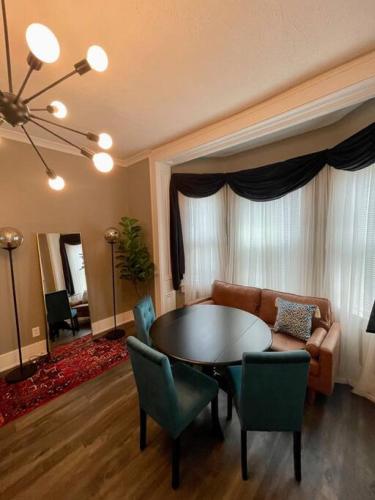 Cozy vintage getaway minutes from downtown thumb 3