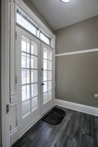 Cozy vintage getaway minutes from downtown thumb 4