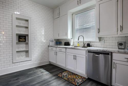 Cozy vintage getaway minutes from downtown - image 9