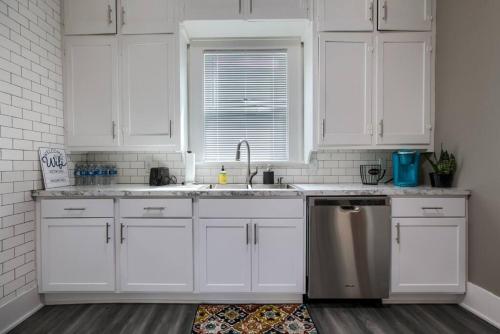 Cozy vintage getaway minutes from downtown detail