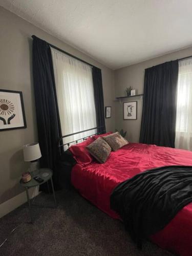 Cozy vintage getaway minutes from downtown - image 12