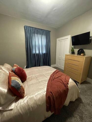 Cozy vintage getaway minutes from downtown - image 6