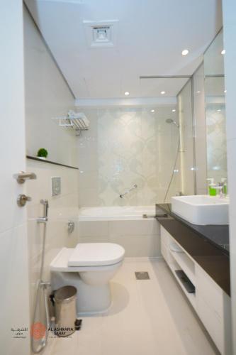 Modern Spacious 2BR Canal View -Business Bay - image 12