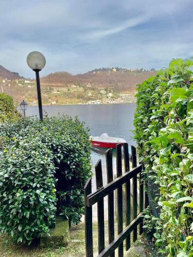 Villa Giardino con pontile sul Lago D’Orta in riva