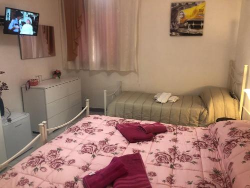 1 queen bed, 1 twin bed