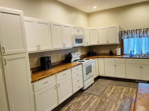 Modern Farmhouse 3 Bed, 2 Bath Apartment, Sleeps 7, Lots of Space, Steps to Downtown, Honeywell & Eagles Theater