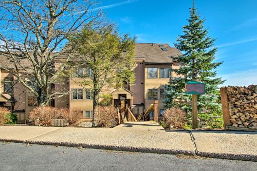 Wintergreen Condo with Balcony and Mountain Views!