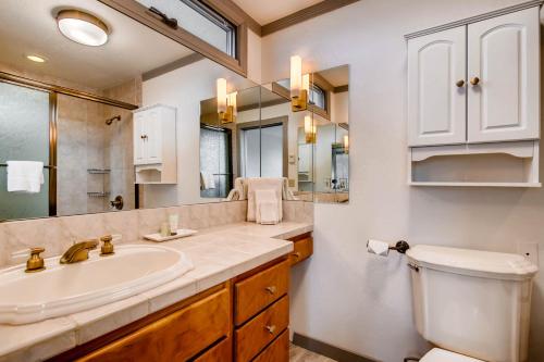 Uniquely Decorated Mountain Plaza Condo Condo - main image