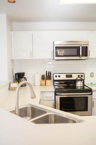 Mountain-Modern 3 Br Condo Condo - image 2