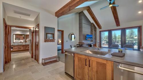 Luxury Residence - Gondola Across The Street Condo - image 14