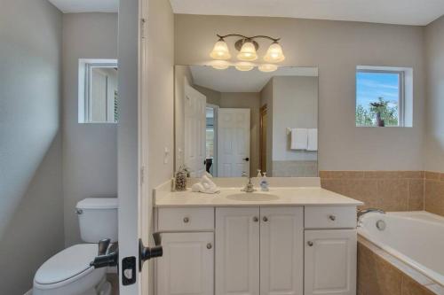 6 Bedroom Luxury Pool Home, Ensuite Bathrooms thumb 4