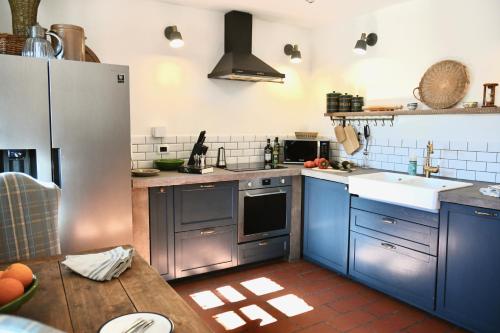 Villa Menaluna - 4-bedroom secluded country house with pool in Rocchetta Palafea