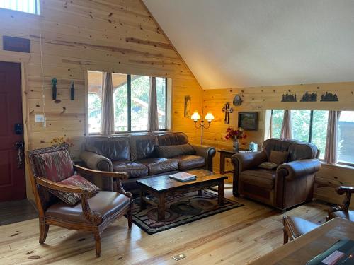 The Bunkhouse By The River With High Speed Wifi in Red River, USA