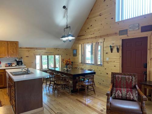 The Bunkhouse By The River With High Speed Wifi in Red River, USA