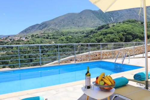  Villa Veneciana with Heated Pool, Pension in Kástellos