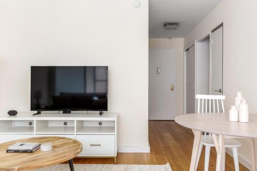Midtown East 1BR w DM nr UN NYC-906 in New York, USA