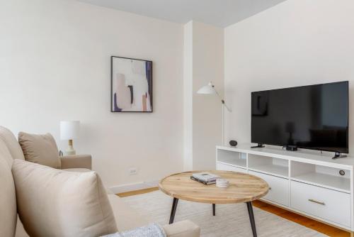 Midtown East 1BR w DM nr UN NYC-906 in New York, USA