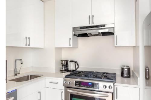 Midtown East 1BR w DM nr UN NYC-906 in New York, USA