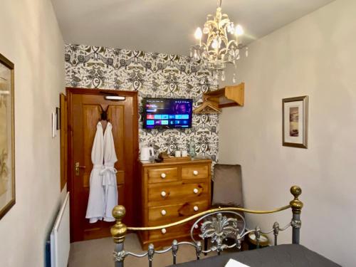Double Room with Private External Bathroom image 8