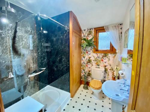 Double Room with Private External Bathroom image 9